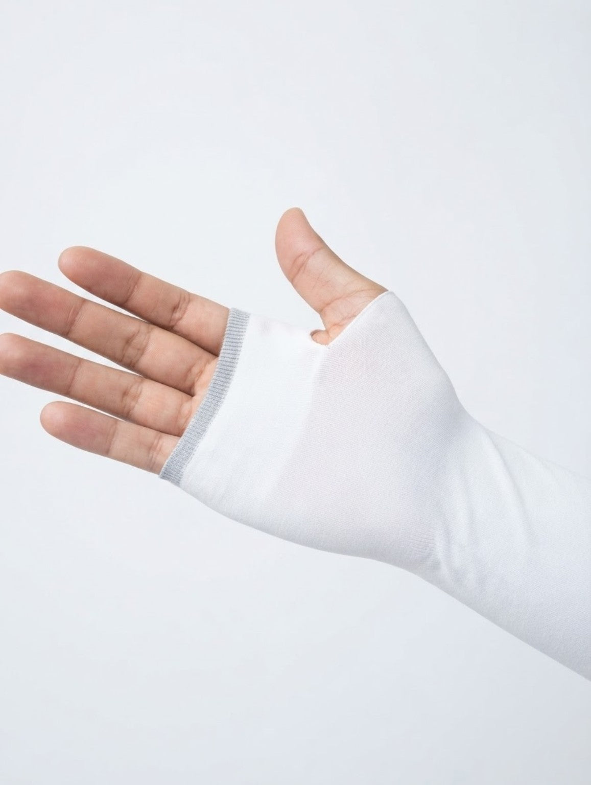 White men's arm sleeve thumb-hole detail